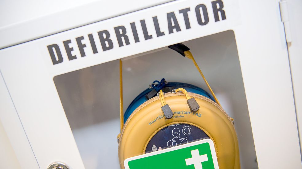Alle zwölf Auricher Grundschulen wurden mit Defibrillatoren ausgestattet. Foto: DPA