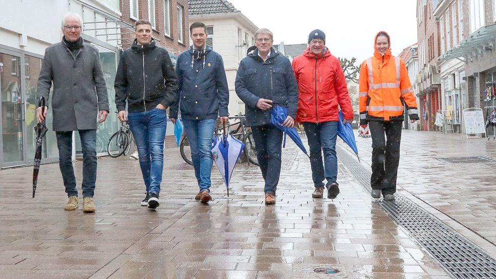 Hans-Jürgen Heyen (Strabag, von links), Bastian Dassel (Strabag), Tiefbauamtsleiter Bernd Ewerth, Bürgermeister Horst Feddermann, Stadtsprecher Johann Stromann und Tanja Ahrens (Tiefbauamt) inspizierten die Osterstraße. Foto: Romuald Banik