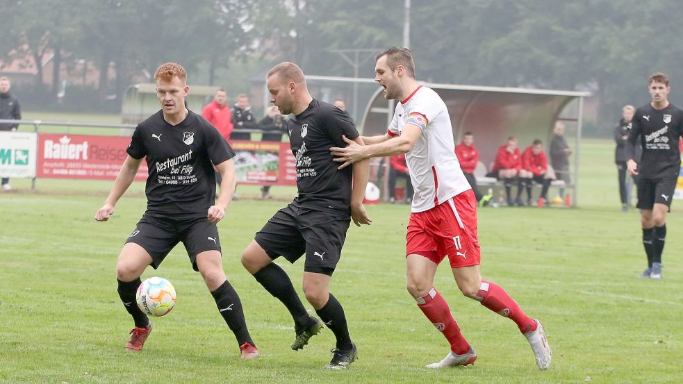 Im Hintergrund sind die Plätze zu sehen, die der SV Großefehn zu Kunstrasenplätze umwandeln möchte.Foto: Wilfried Gronewold
