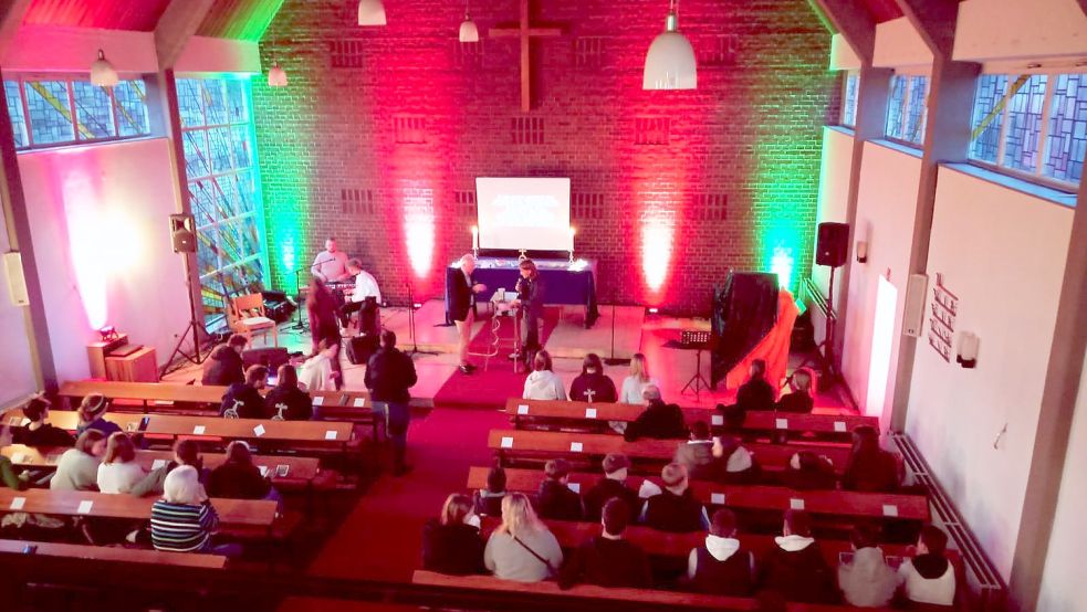 Die Jugendwoche des Evangelisch-lutherischen Kirchenkreises Norden in der Friedenskirche Süderneuland begann mit rund 60 Jugendlichen und Regionalbischof Dr. Detlef Klahr. Foto: Sandra Thies