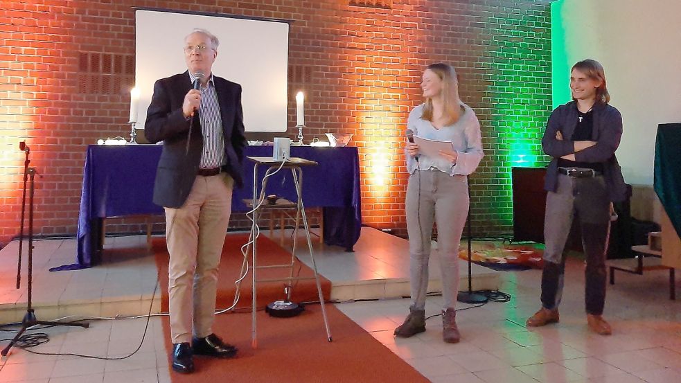 Regionalbischof Dr. Detlef Klahr (von links), Alda Luiken und Marek Janietz gestalteten gemeinsam den ersten Abend der Jugendwoche des Kirchenkreises Norden. Foto: Sandra Thies