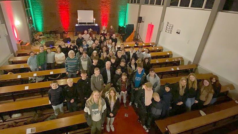 Volles Haus in der Kirche: Zur Jugendwoche des Kirchenkreises Norden erstrahlte die Friedenskirche Süderneuland in besonderem Licht. Foto: Sandra Thies