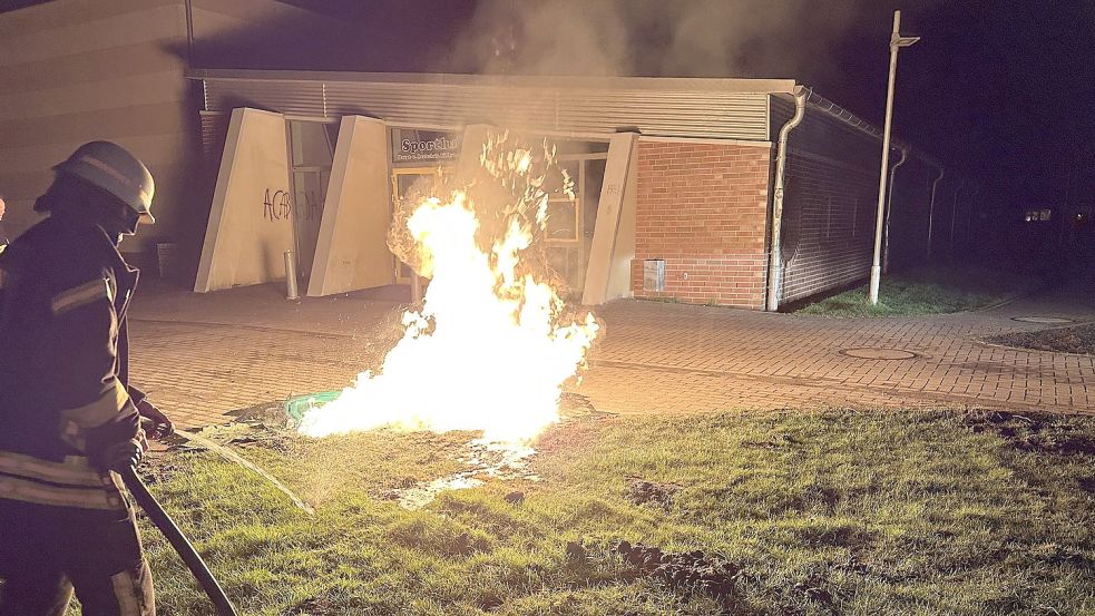 Das Dixi-Klo brannte nur wenige Meter entfernt von der Sporthalle der ehemaligen Haupt- und Realschule Südbrookmerland. Fotos: Feuerwehr