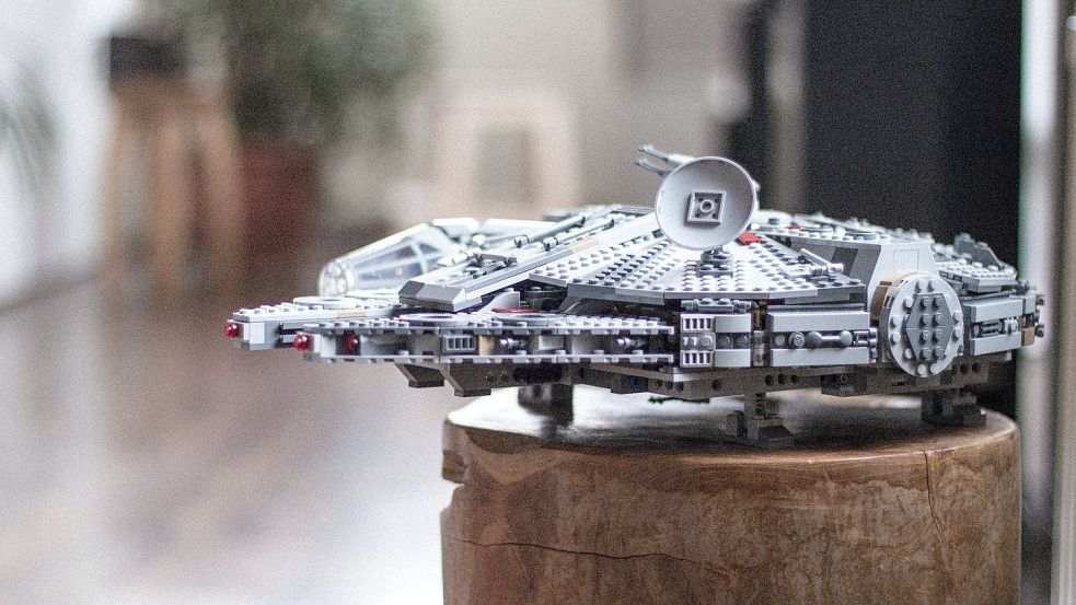 Ein Star Wars Millenium Falke galt lange als das teuerste alte Lego-Set. Inzwischen sind andere Sets wertvoller. Foto: unsplash/Kristine Tumanyan