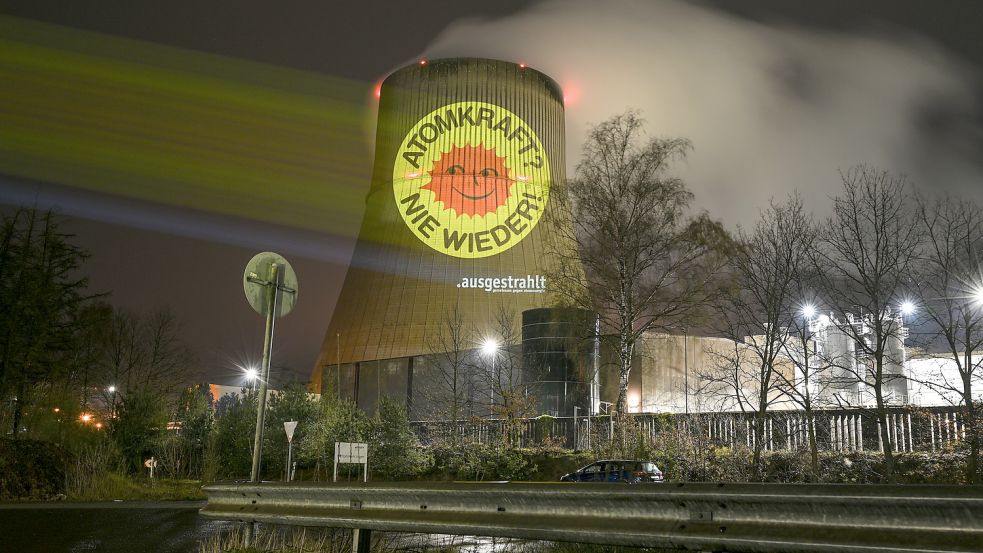 Anti-Atom-Aktivisten projizierten vor wenigen Tagen eine große Anti-Atom-Sonne auf den Kühlturm des Atomkraftwerkes Emsland in Lingen. Foto: DPA