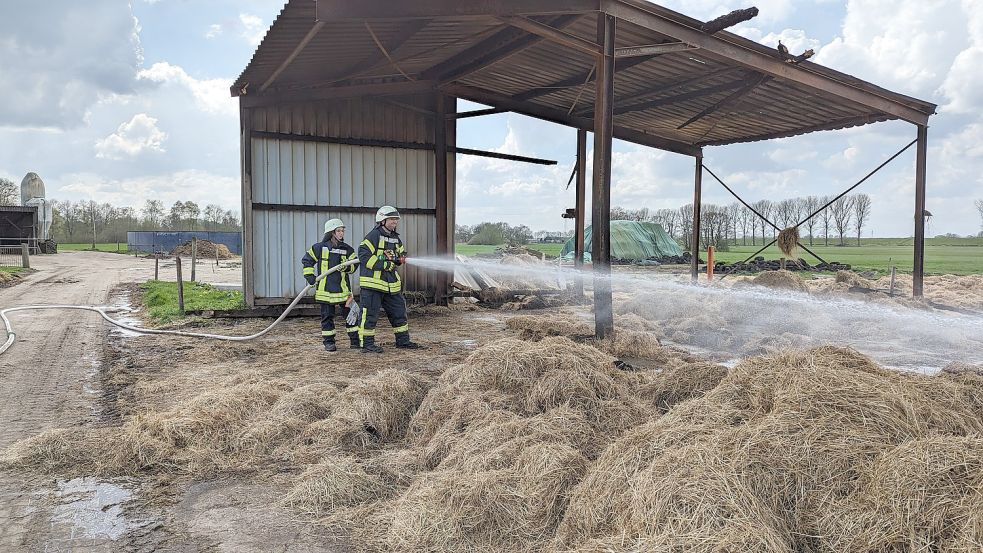 In der Nacht zu Freitag hatte es in Völlen gebrannt. Freitagnachmittag und am Samstagmorgen musste die Feuerwehr Völlen erneut ausrücken, um Glutnester zu löschen. Foto: Bruns/Feuerwehr Westoverledingen