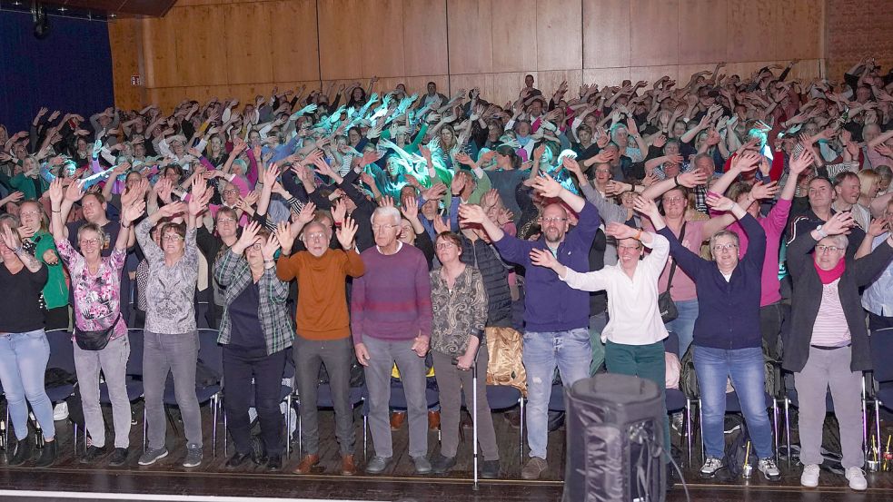 Ein Massenchor aus 400 Stimmen: Beim Rudelsingen war die Auricher Stadthalle ausverkauft. Foto: Helmut Vortanz