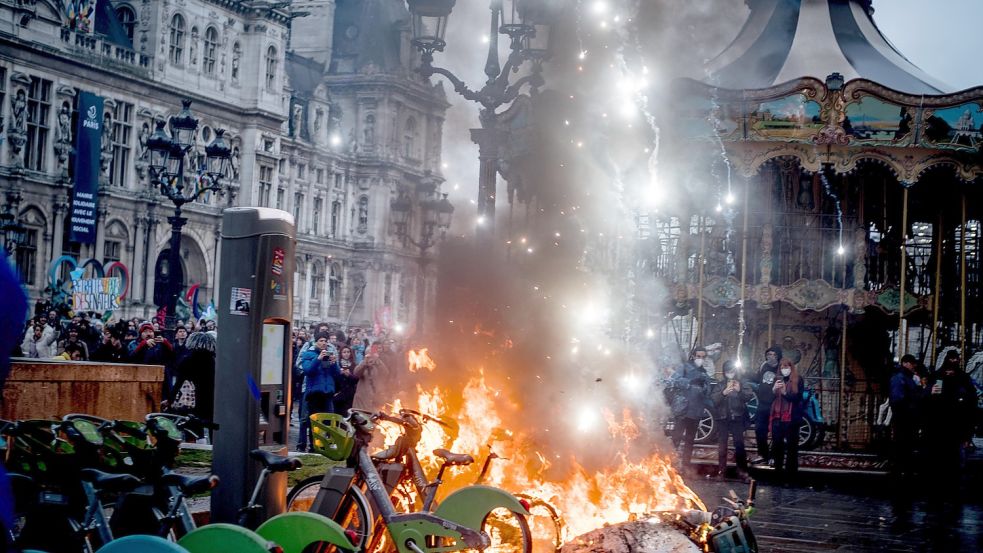 Vandalismus und Gewalt: Das ist die Antwort mancher Demonstranten bei erneuten Protesten gegen die vom französischen Verfassungsrat gebilligte Rentenreform der Regierung. Foto: dpa/Le Pictorium via ZUMA Press/Gerard Cambon