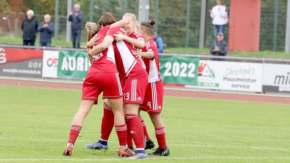 Schon im Hinspiel erzielte Emma Schurwonn (2. von links) ein Tor gegen Magdeburg. Foto: Wilfried Gronewold