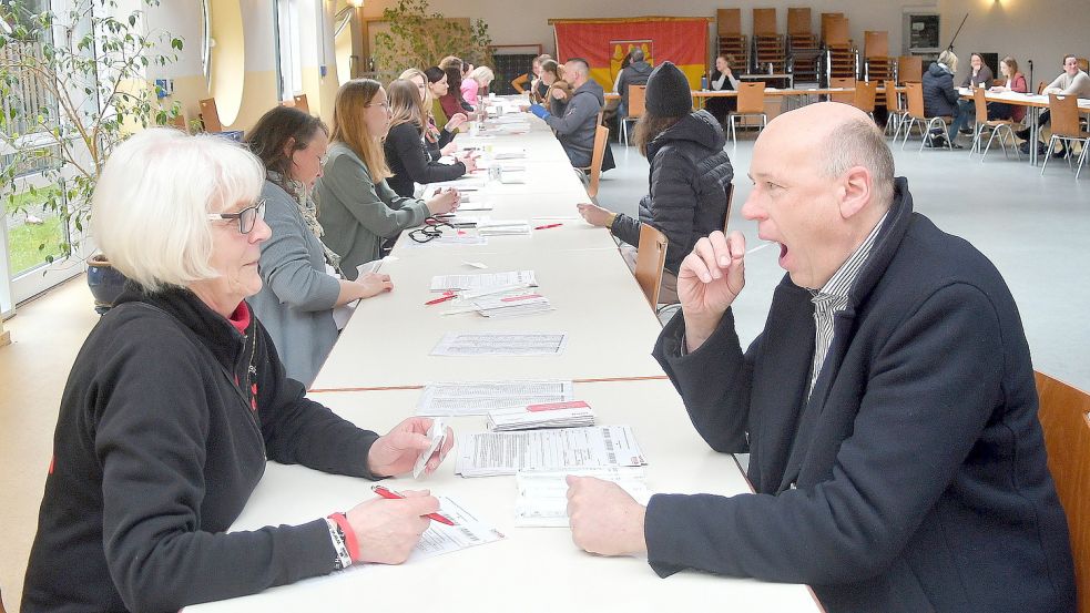 Der Fehntjer Bürgermeister Erwin Adams gehörte am Sonnabend zu den ersten, die sich in der KGS typisieren ließen. Foto: Gerd-Arnold Ubben