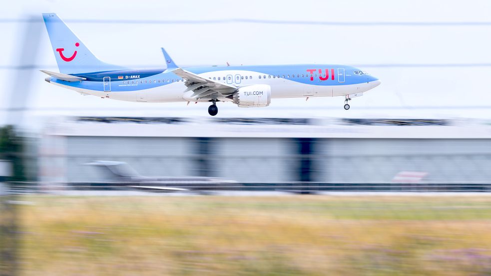Das Land Niedersachsen lässt das Fluggeschehen am Flughafen Hannover-Langenhagen untersuchen. Wird es danach keine Nachtflüge mehr geben? Foto: Julian Stratenschulte/dpa