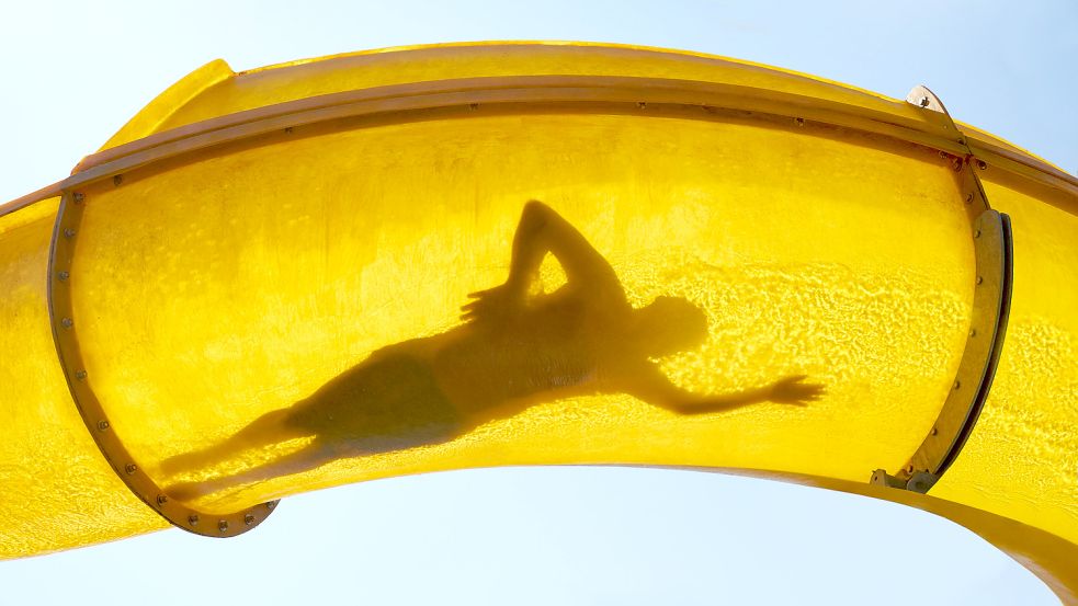 Wann schlägt er zu? Badegast in einer Wasserrutschbahn. Foto: Iamgo images/Westend61