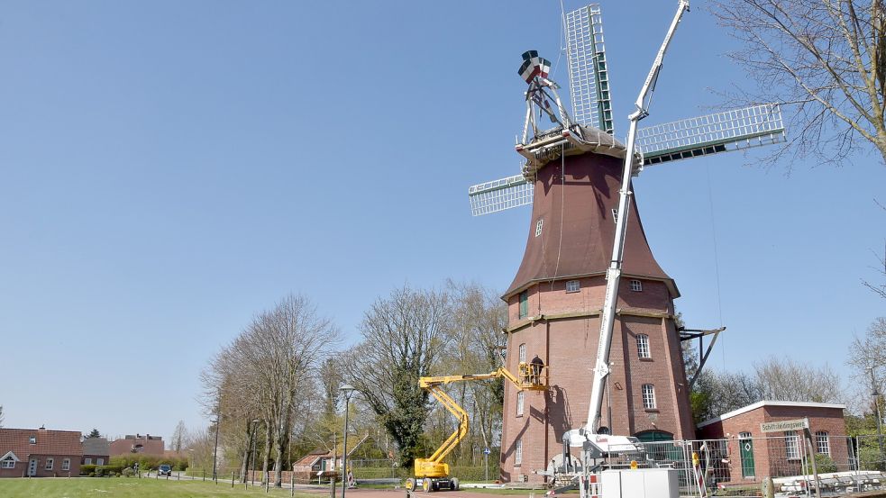 Die Galerie der Sterrenberg-Mühle in Upgant-Schott wurde in den vergangenen Tagen vorübergehend demontiert. Foto: Thomas Dirks