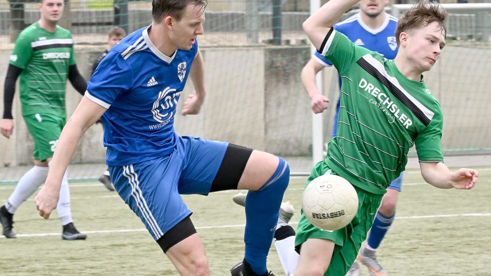 Intensives Derby: Die Sportfreunde Oesede (in Grün) unterlagen zu Hause mit 2:3 gegen Kloster Oesede. Für die SFO verschärft sich die Situation im Kampf um den Klassenhalt. Foto: Helmut Kemme