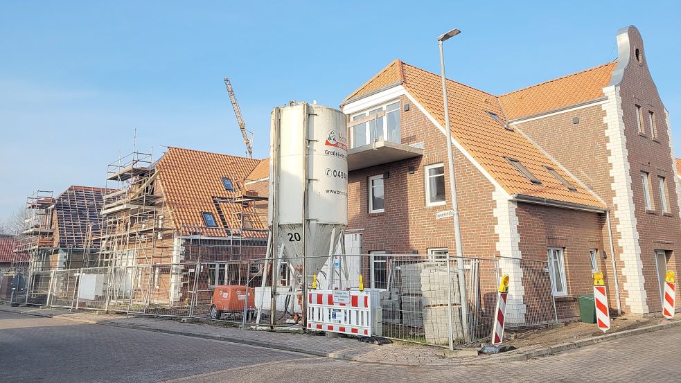 An der Gaswerkstraße in Norden werden zurzeit mehrere Mehrfamilienhäuser nebeneinander gebaut. Foto: Rebecca Kresse