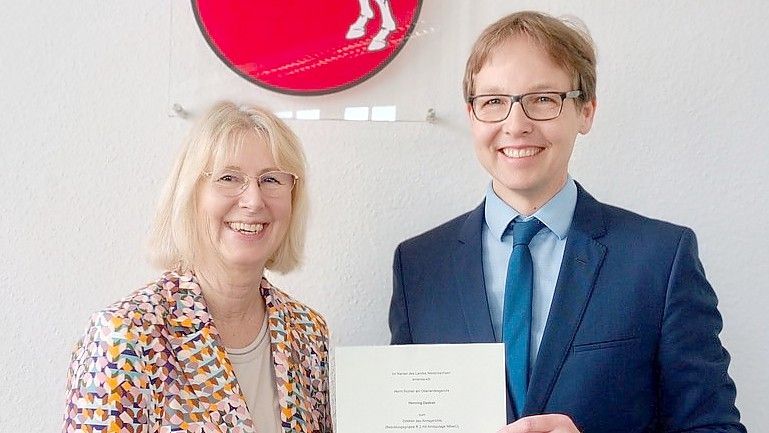 Landgerichts-Präsidentin Frauke Seewald überreichte Henning Deeken die Ernennungsurkunde. Foto: privat