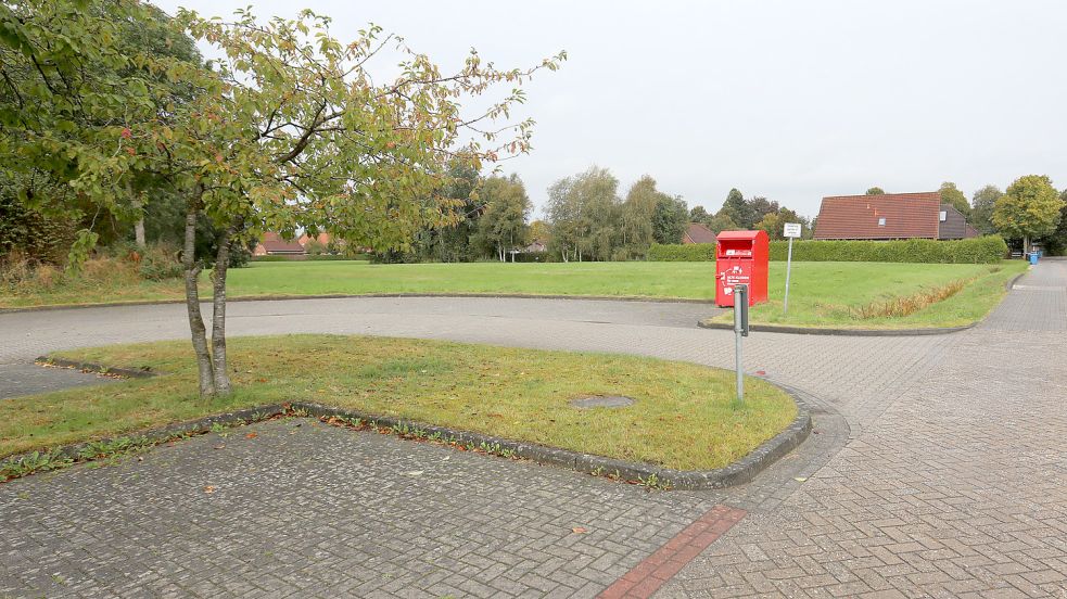 Hinter der letzten Einfahrt zum Parkplatz am Ihlower Bürgerhaus könnte ein Stellplatz für Wohnmobile gebaut werden. Foto: Romuald Banik