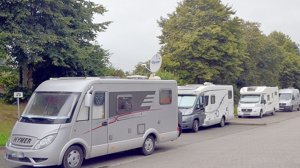 Bislang gibt es in Ihlowerfehn auf dem Parkplatz am Bürgerhaus sechs Stellplätze für Wohnmobile. Foto: Aiko Recke