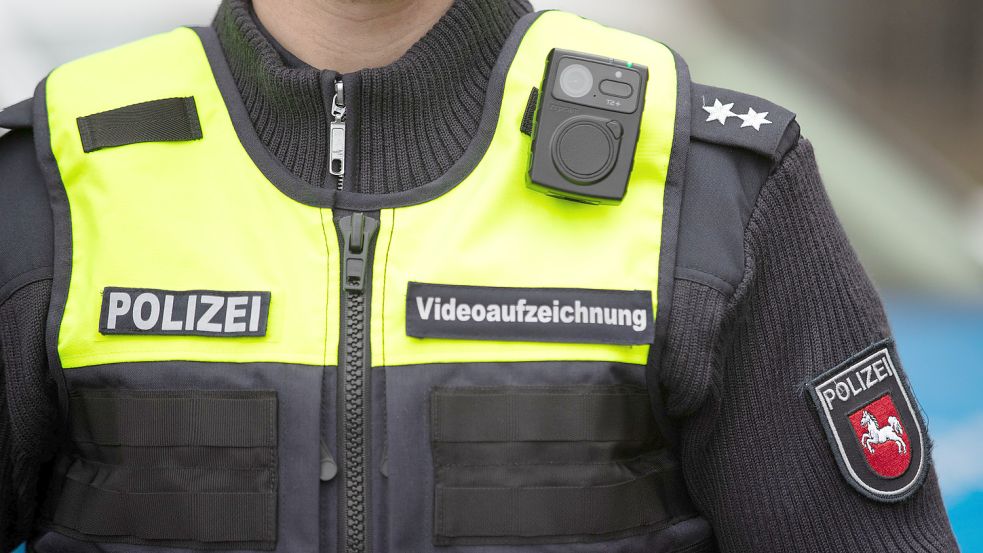 Eine kleine Kamera am Köper eines Polizisten zeichnete die Auseinandersetzungen zwischen dem Leezdorfer Angeklagten und den Beamten auf. Foto: DPA