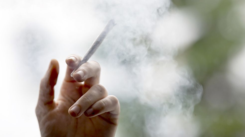 Eine Person raucht einen Joint. Bei den bestätigten Drogenfällen an der IGS in Moorhusen war Cannabis im Spiel. Foto: Fabian Sommer/DPA