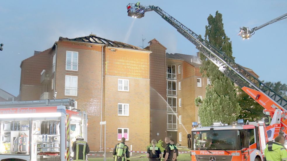 Anfang August 2022 brannte dieses Mehrfamilienhaus in Emden-Borssum. Es entstand Millionenschaden. Foto: Heino Hermanns