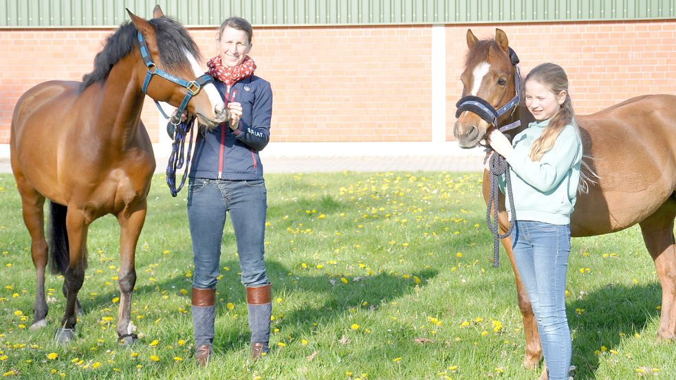 Cordula (links) und Philine ten Doornkaat nutzen mit ihren Pferden Magic und Didi gerne die Anlage des RTC in Timmel. Foto: Kim Hüsing