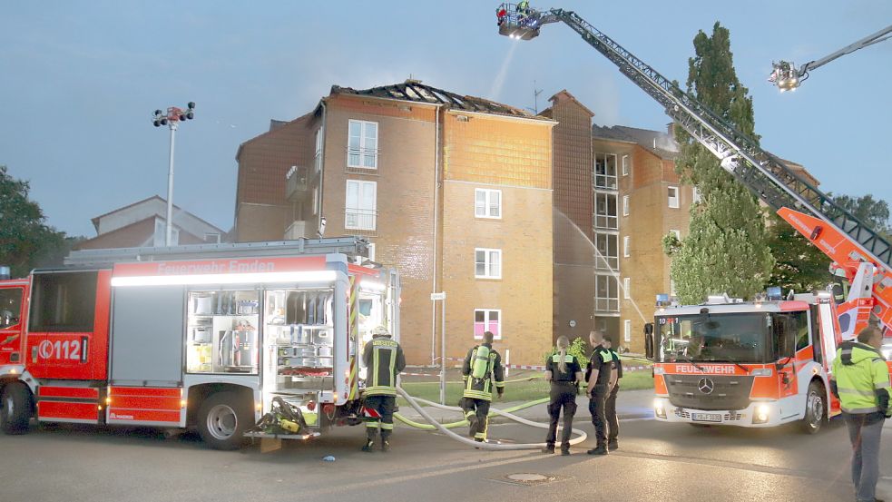 Anfang August 2022 brannte dieses Mehrfamilienhaus in Emden-Borssum. Es entstand Millionenschaden. Auch dieses Feuer geht auf das Konto der Angeklagten. Foto: Heino Hermanns