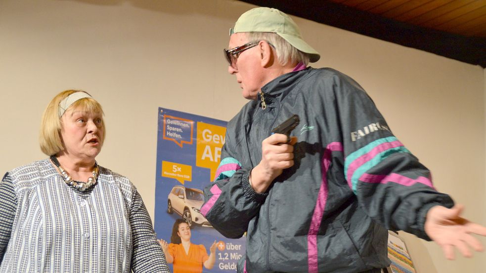 Die Anführer der Spaßvogel-Truppe: Margret Köllmann und Enno Peters als schlagfertige Polen-Putze und Enno Peters als verkappter Panzerknacker. Foto: Gerd-D. Gauger