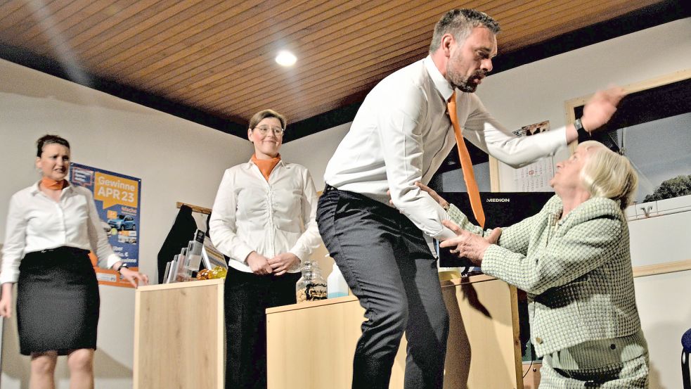 In der Pleitenbank geht‘s rund: Großkundin Gerda Meyer hält gegenüber Filialleiter Gerd-Mimke Köllmann mehr von Avancen als von Anlagen, da staunen die arbeitsresistenten Schalterfrolleins Maike Rosenboom und Gerhild Janssen. Foto: Gerd-D. Gauger