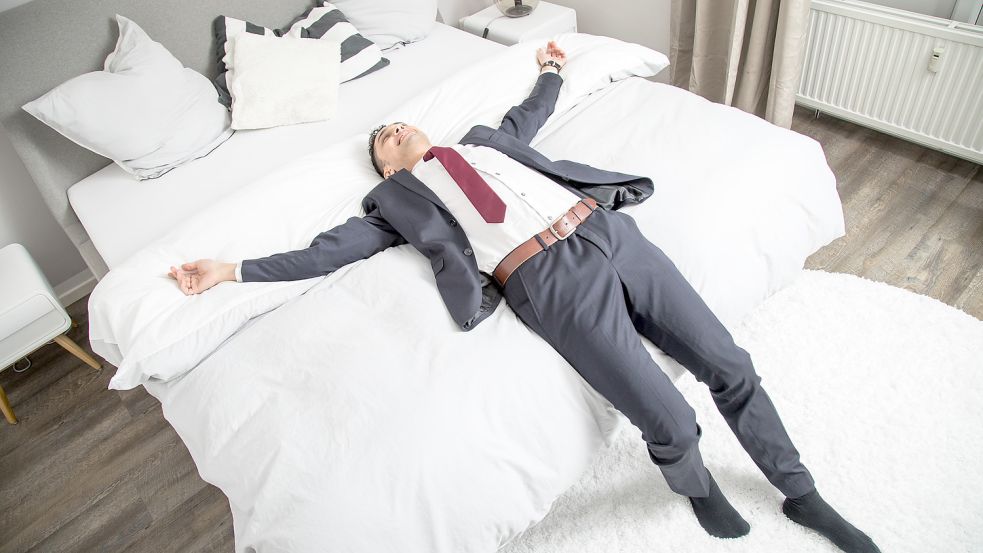 Bleibt bei einer 4-Tage-Woche mehr Zeit für Entspannung? Welche Nachteile das Arbeitszeitmodell mit sich bringen kann. Foto: dpa-tmn