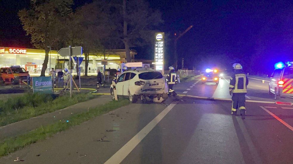 Nach dem Unfall wurde die Bundesstraße gesperrt. Foto: Feuerwehr