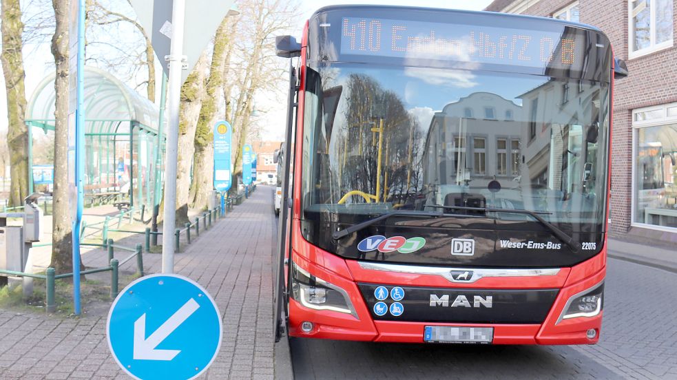 Ein einziger der roten Weser-Ems-Busse steht am Montagnachmittag am Auricher Zob. Der Rest der Flotte steht im Depot. Foto: Heino Hermanns