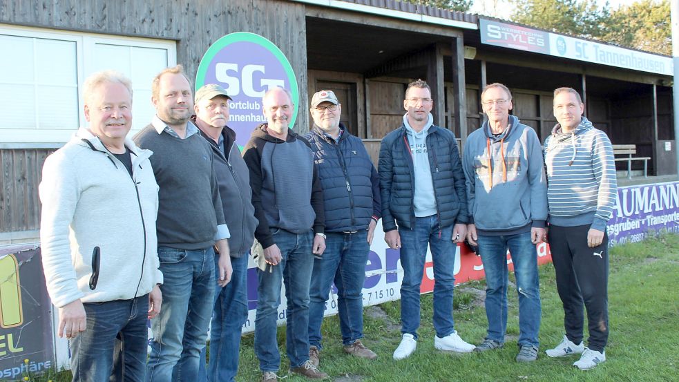 Die Crew vom SC Tannenhausen mit Vize Fritz Ehmen (von links), Vereinsvorsitzender Frank Tholen, Georg Brüling, Bernhard Pflüger, Willi Emmerich, Helmut Pflüger, Hans-Otto Meenken und 1. Herrentrainer Timo Lübben freuen sich auf das anstehende Spiel der Senioren gegen den SV Walllinghausen. Foto: Wolf-Rüdiger Saathoff