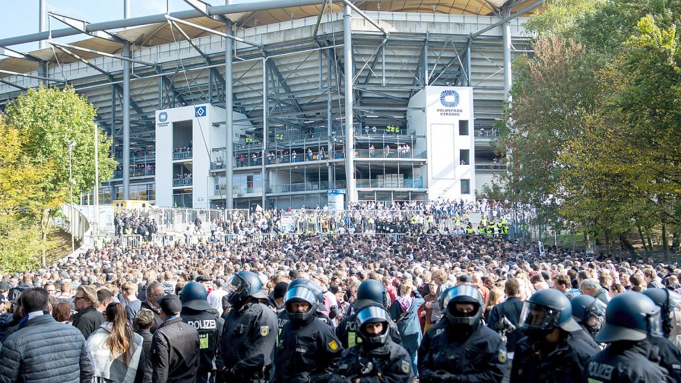 Derbyzeit in Hamburg: Am Freitag kommt es zur 109. Auflage der Partie HSV gegen FC St. Pauli im Volksparkstadion, hier eine Aufnahme vom Derby 2018. Foto: Daniel Bockwoldt/dpa