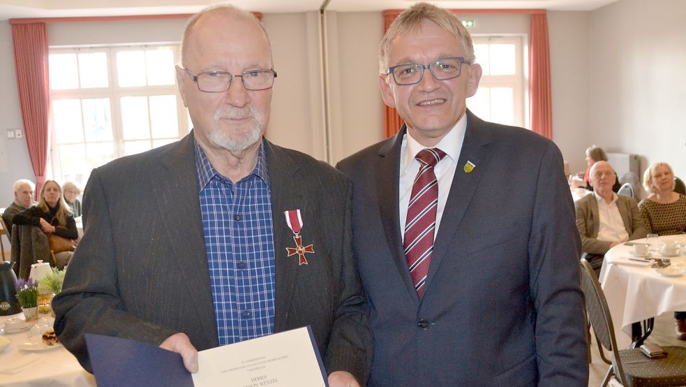 Erwin Wenzel (links) bekam den Verdienstorden des Landes Niedersachsen von Landrat Olaf Meinen überreicht. Foto: Aiko Recke