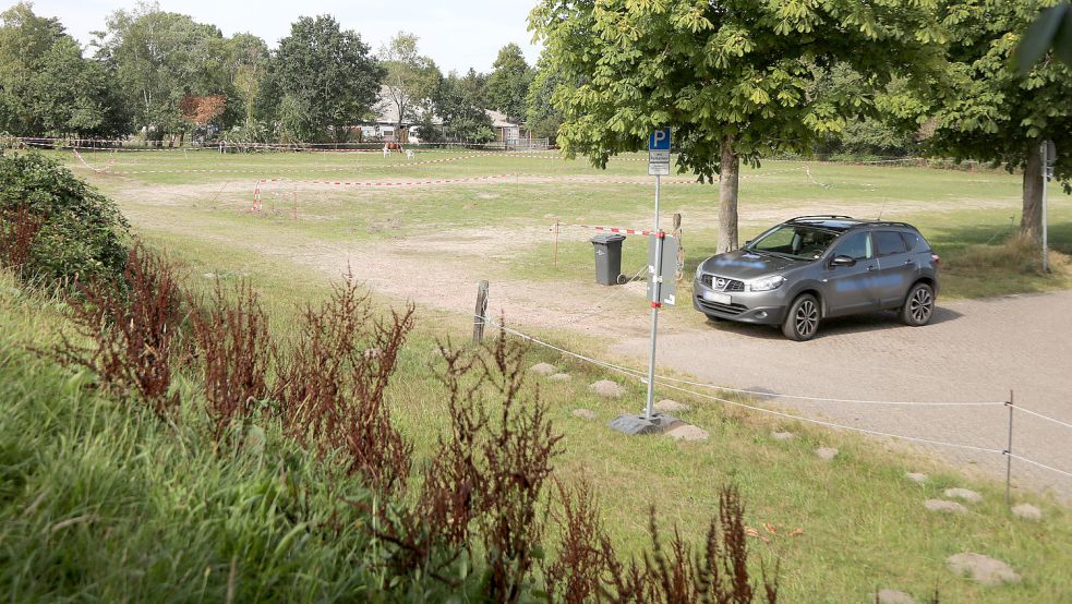 Momentan wird die Fläche, auf der in Tannenhausen einmal Wohnmobile stehen sollen, noch als Parkplatz-Erweiterung genutzt. Foto: Romuald Banik