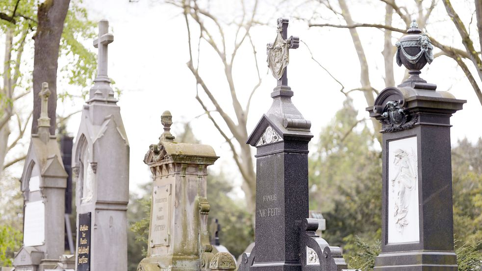 In Deutschland gibt es einige Fristen und Vorgaben, die Angehörige bei Bestattungen einhalten müssen. Foto: imago images/Future Image