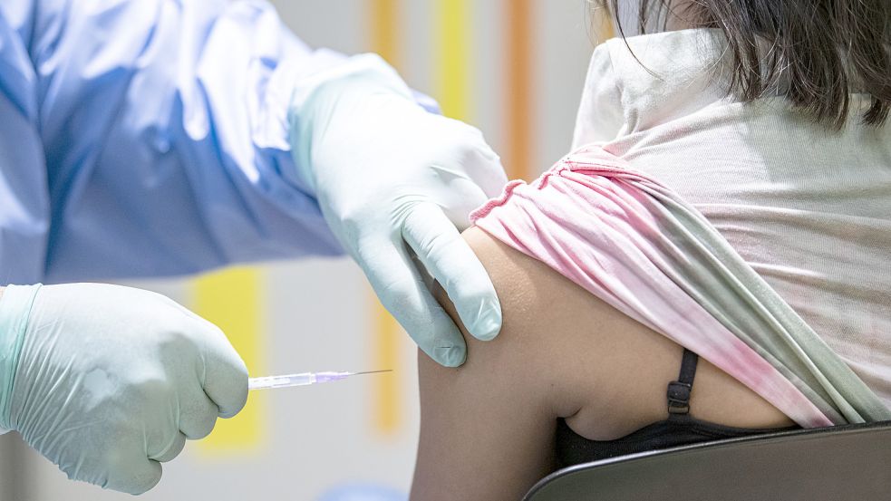 Eine Frau wird gegen das Coronavirus geimpft. Foto: DPA