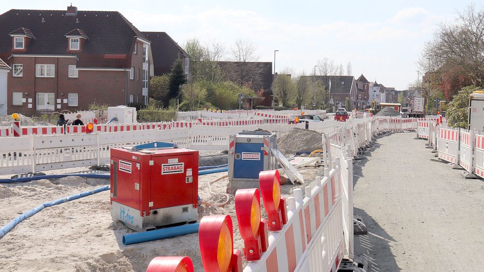 Bei den Bauarbeiten an der Fockenbollwerkstraße in Aurich ist ein Glasfaserkabelstrang durchtrennt worden. Foto: Heino Hermanns