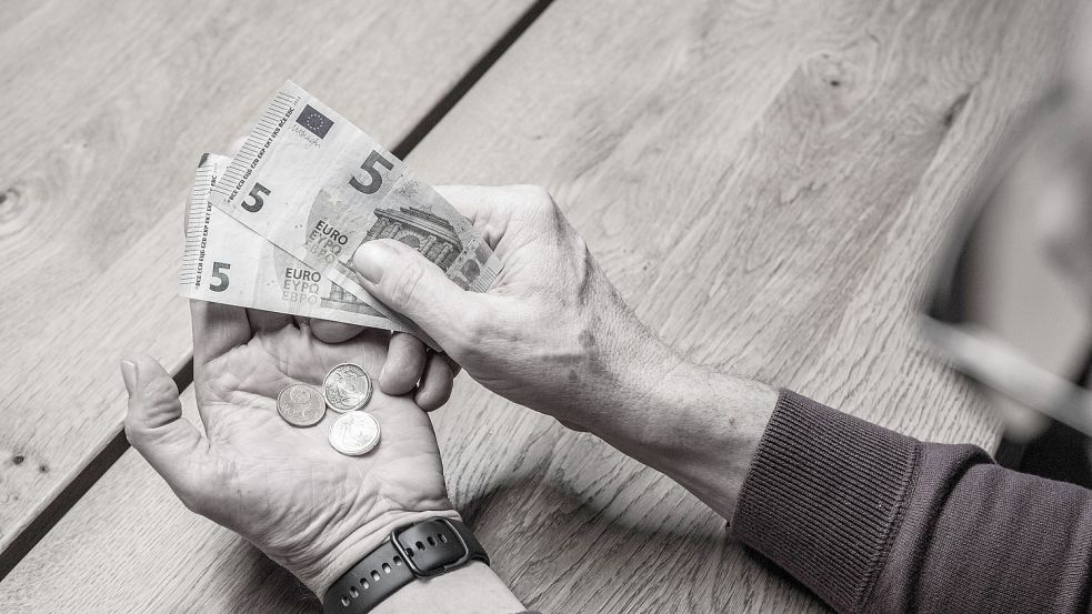 Einem Bericht zufolge müssen Rentner im Osten deutlich höhere Steuern auf ihre Bezüge zahlen als im Westen. Foto: IMAGO IMAGES / Fotostand