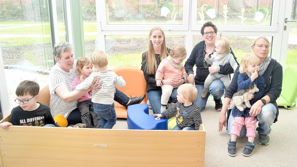 Das Personal des „Dat Krabbelhuus“: Leiterin Sonja Ubben (von links), Lena Vüst, Sandra Koppatz und Tina Gerdes mit einigen der Krippenkinder.   Auf dem Bild fehlen ihre Kolleginnen Ilona Meyerhoff und Janna Aden. Foto: Gerd-Arnold Ubben