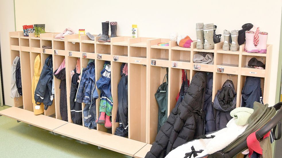 Jedes Kind hat seine kleine Kleiderbox. Foto: Gerd-Arnold Ubben