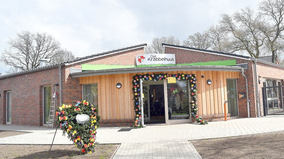 Kränze zieren den Eingang des neuen Gebäudes. Foto: Gerd-Arnold Ubben