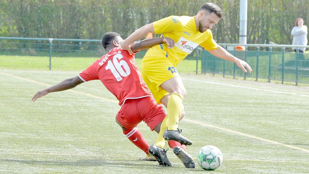 Der Auricher Jan-Karel Pierre Benjamin Schuil (links) lieferte sich einen bisweilen tänzerischen Kampf um den Ball mit dem Leeraner Adnan Zeneli auf dem Kunstrasen am Ellernfeld. Das Spiel der vom Abstieg bedrohten Teams endete torlos. Foto: Bernd Wolfenberg