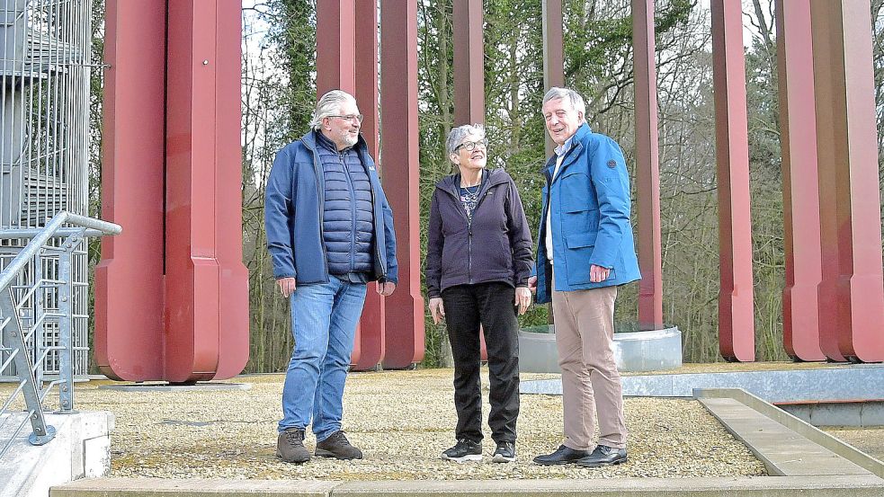 Architekt Finn Larsen (links), Hanne Møller und Bernd Buttjer vor der stählernen Imagination des einstigen Klosters. Foto: Gerd-Arnold Ubben