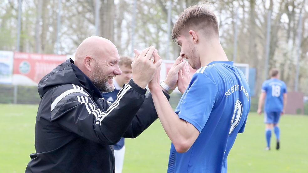 Mario Flier, Trainer der SG Egels-Popens, freut sich mit seinem Hattrick-Schützen Tim Zimmermann.Foto: Wilfried Gronewold