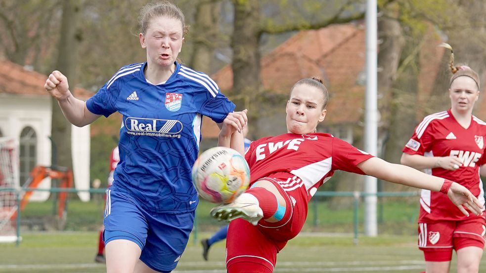 In den meisten Zweikämpfen waren die Spielerinnen der SpVg Aurich denen des SV Timmel/Moormerland/Nortmoor die Fußspitze voraus. Fotos: Helmut Vortanz