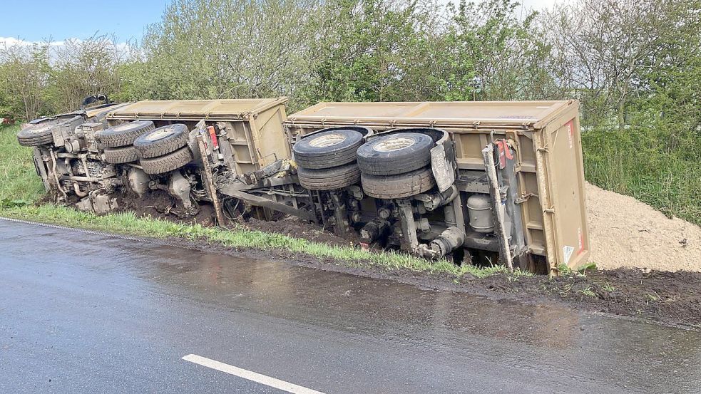 Ein voll beladener Lastwagen samt Anhänger ist am Dienstagmorgen umgekippt. Foto: Romuald Banik