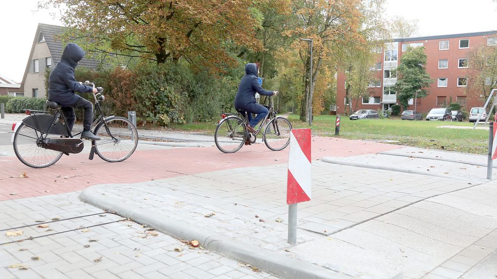 Seit Oktober ist die Popenser Straße freigegeben. Bislang hatten die Autofahrer sowie die Radfahrer auf dem Schutzstreifen Vorfahrt vor dem Ostfrieslandwanderweg. Ab kommender Woche müssen alle Nutzer der Popenser Straße an dieser Stelle Vorfahrt gewähren. Foto: Romuald Banik