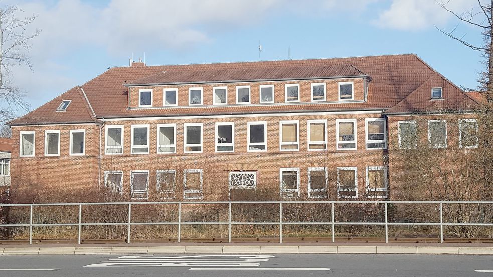 Die alte Waldorfschule und frühere Grundschule gehört fest zum Ortsbild von Moordorf. Das Gebäude soll möglichst erhalten bleiben. Foto: Holger Janssen